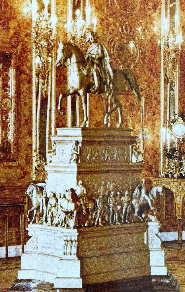 Historical photograph of the original Amber Room