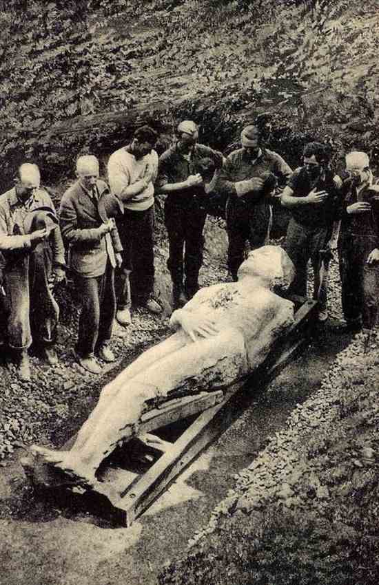Close-up of the Cardiff Giant's face and torso