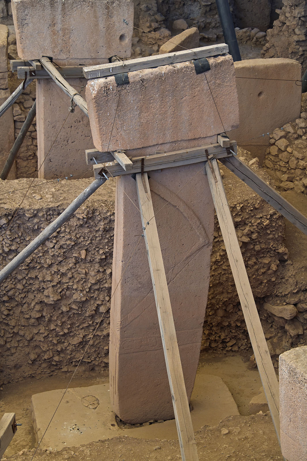 Central T-shaped pillar of Enclosure D showing carved arms and hands