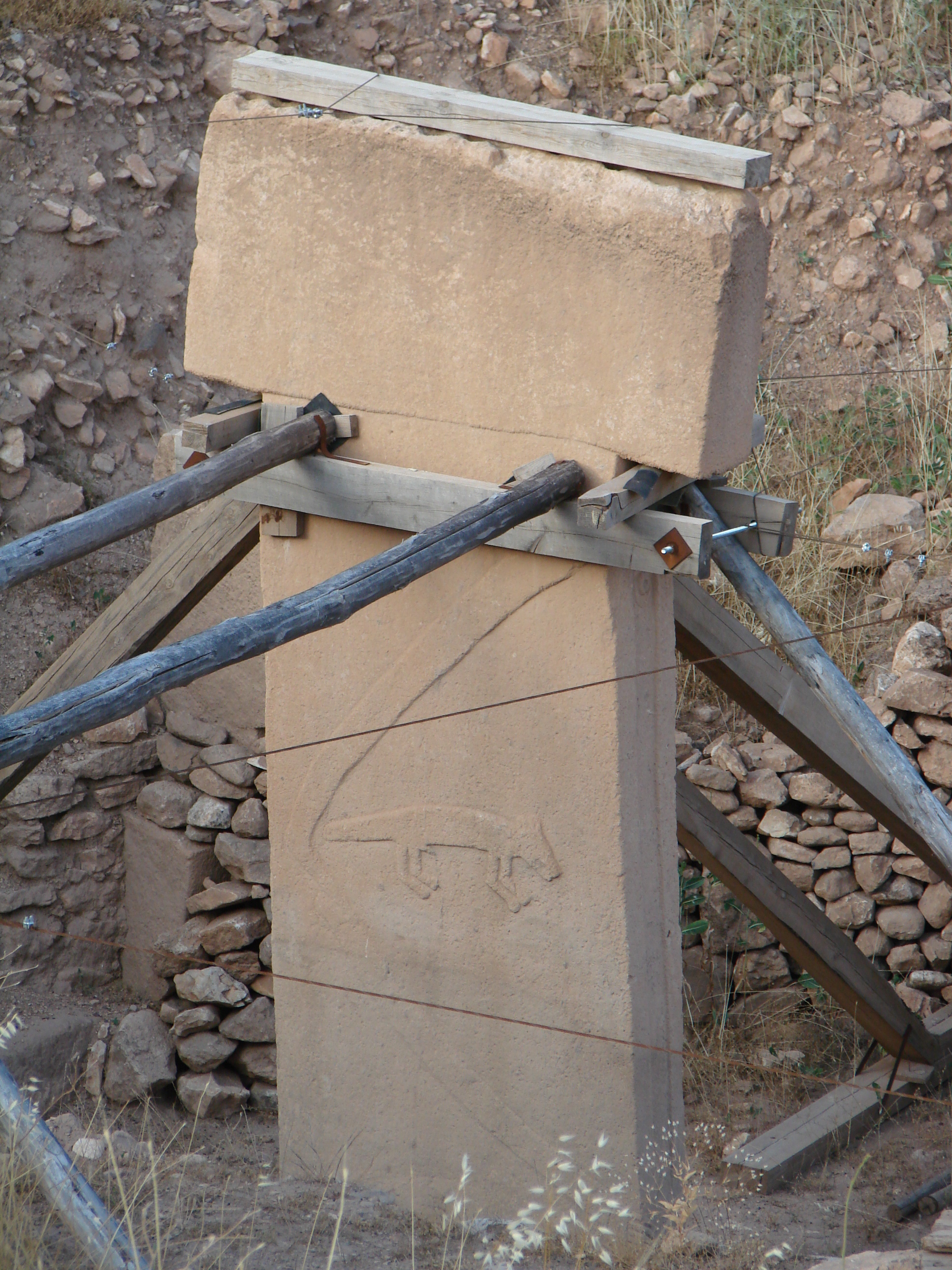 Pillar showing carved arm and fox relief at Göbekli Tepe
