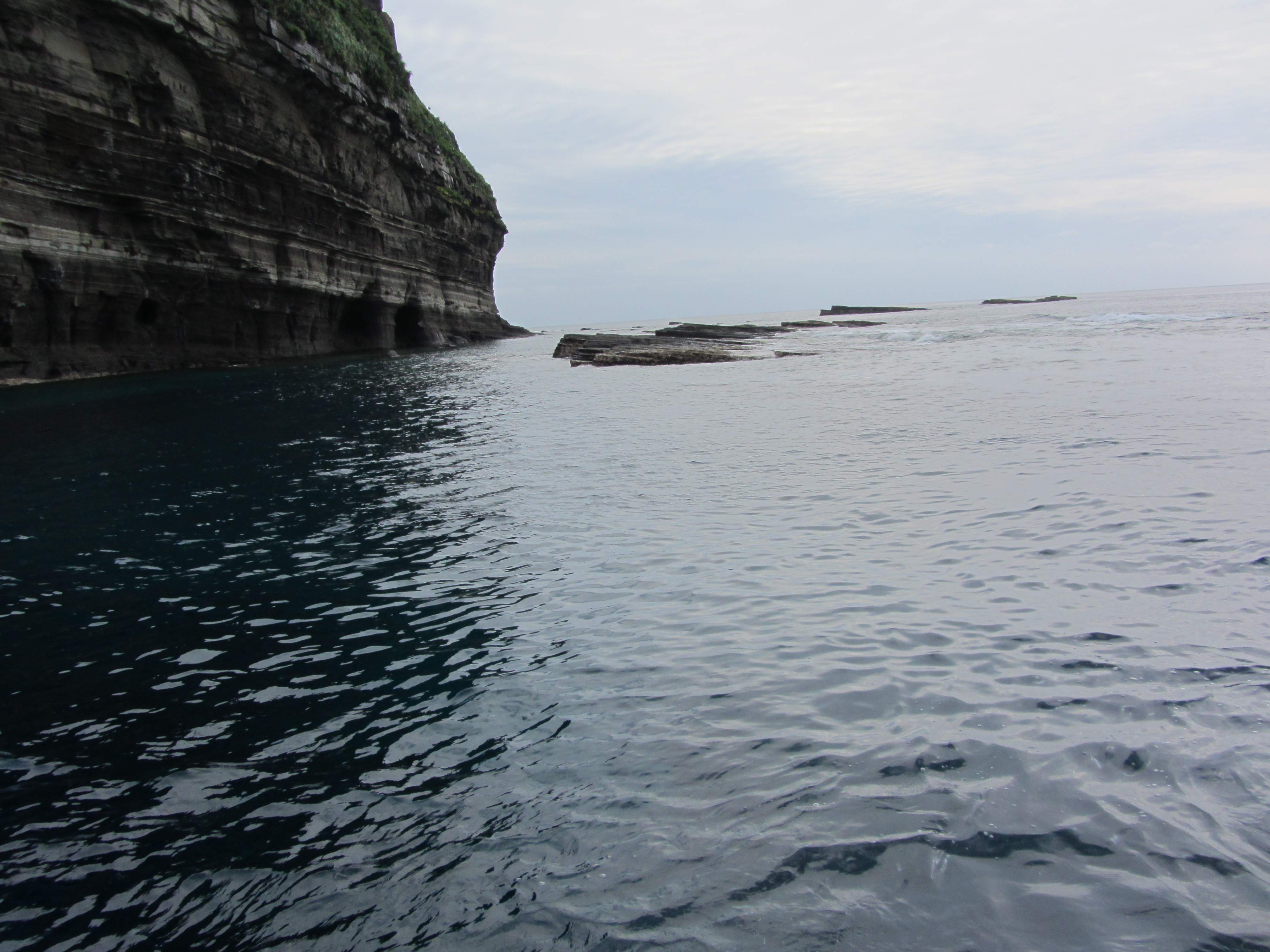 Above-water rock formations on Yonaguni matching the underwater monument